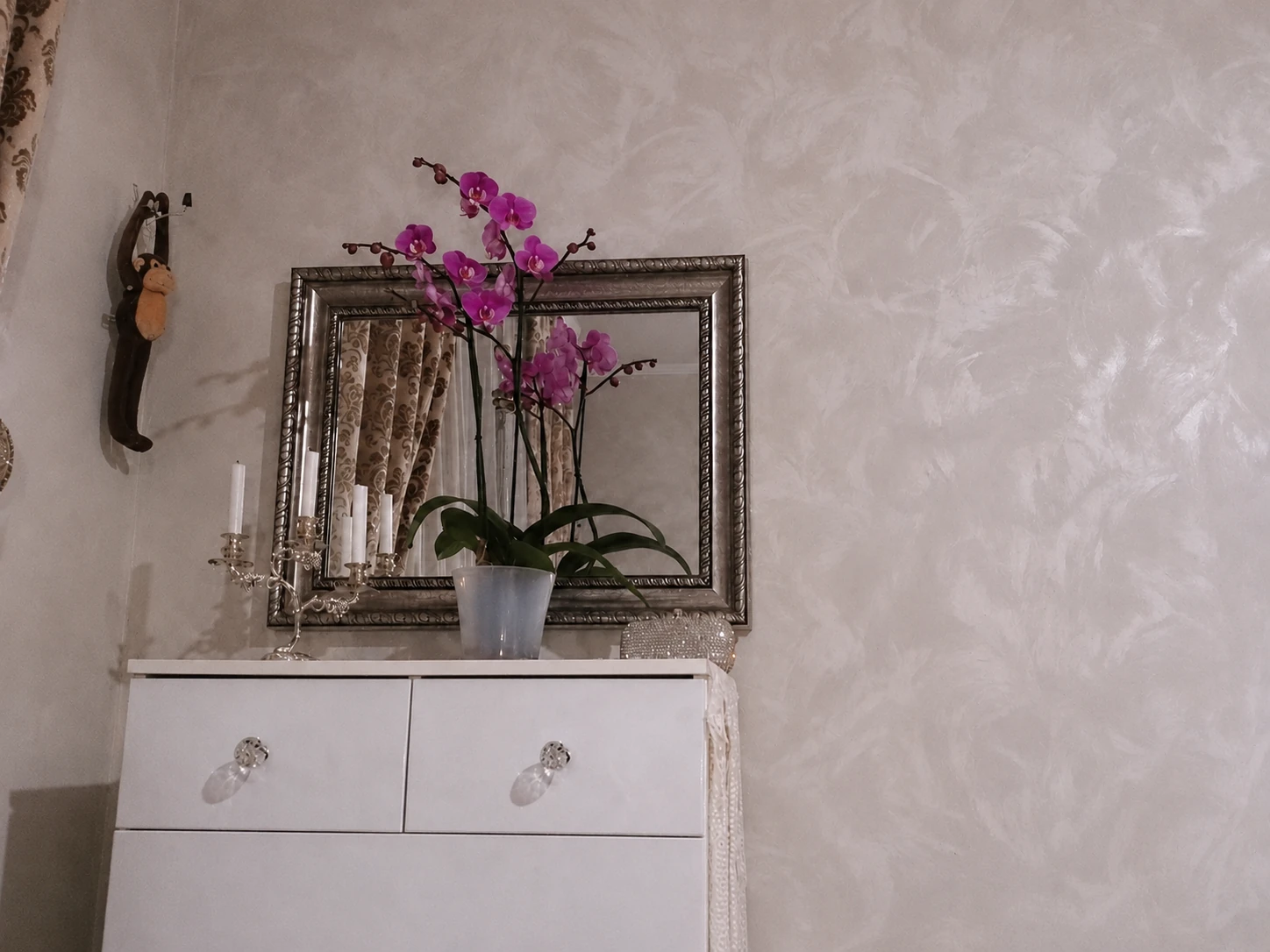Pearlescent decorative wall finish with mirror and orchid
