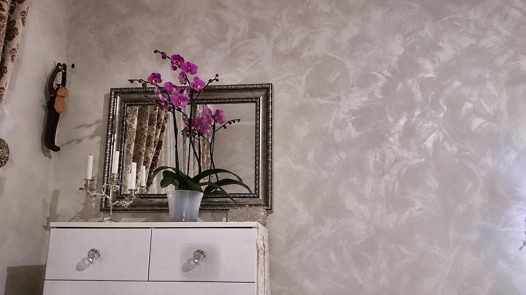 Pearlescent decorative wall finish