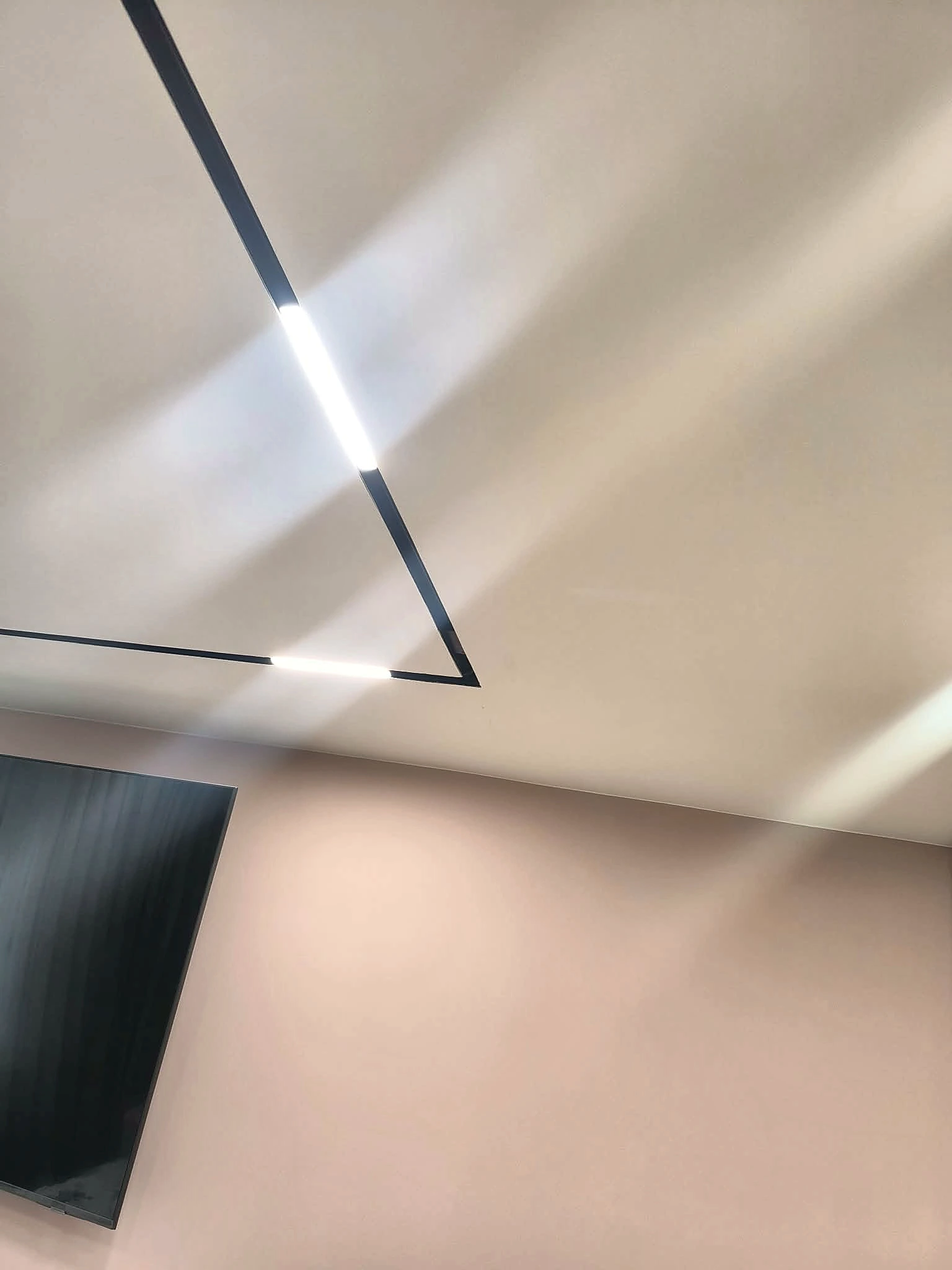 Decorated ceiling with integrated linear lighting