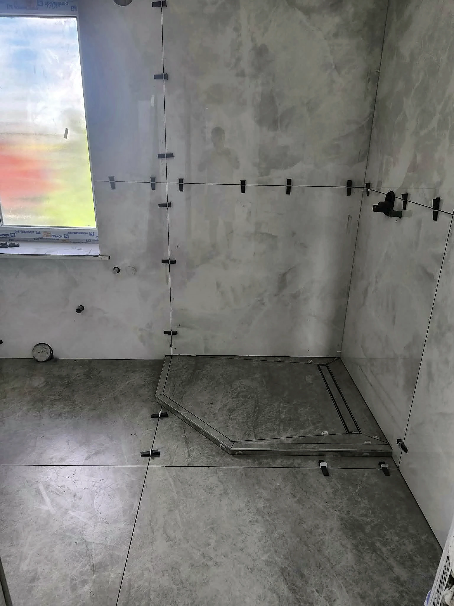 Shower tray and large-format tiling in progress