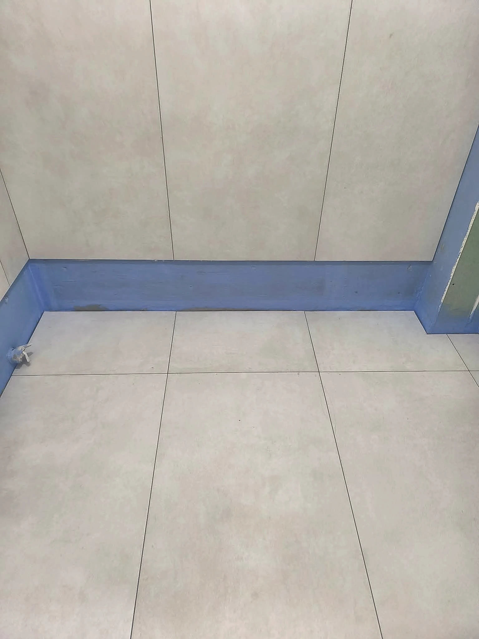 Waterproofing detail at the wall-to-floor junction