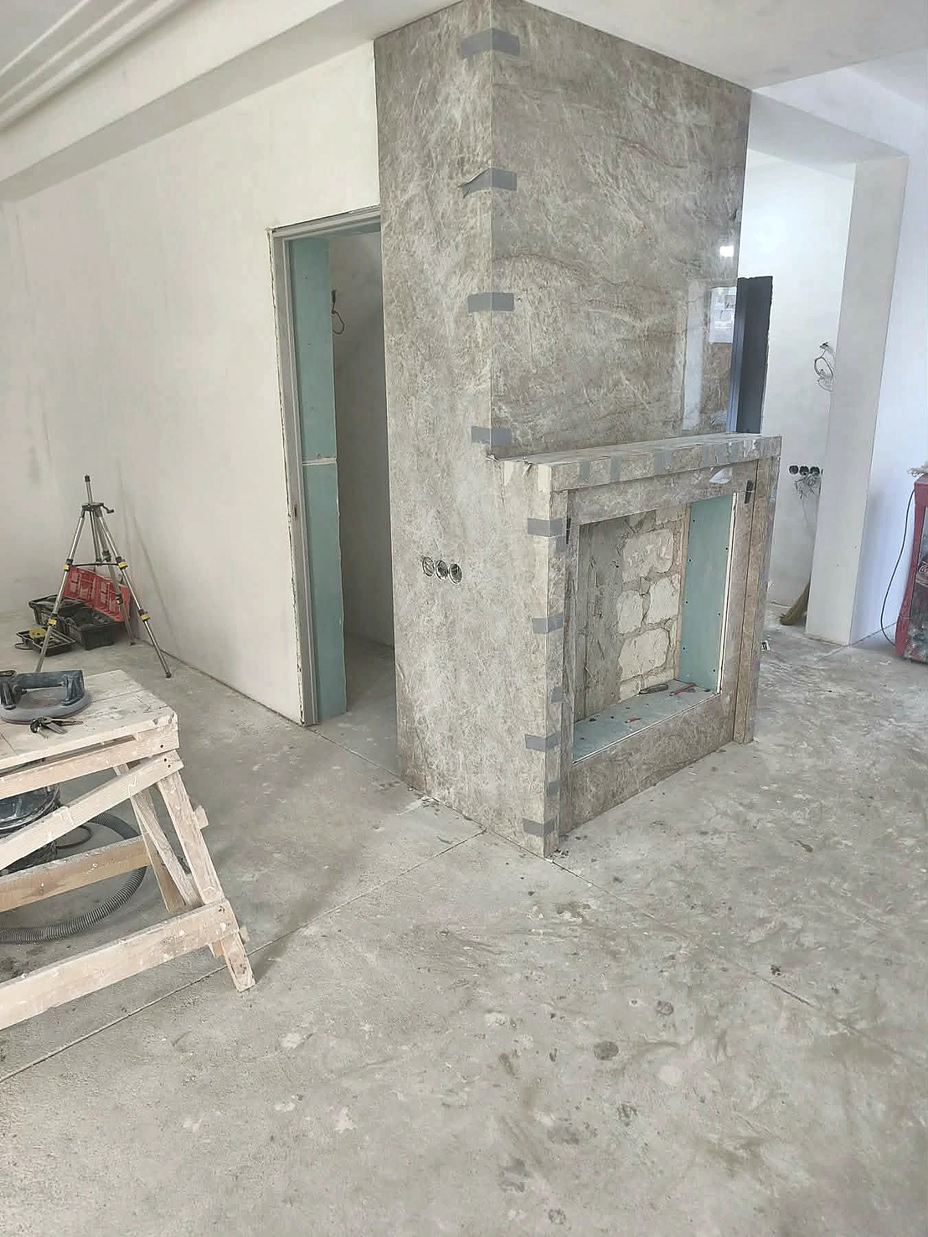 Stone fireplace cladding and corner alignment