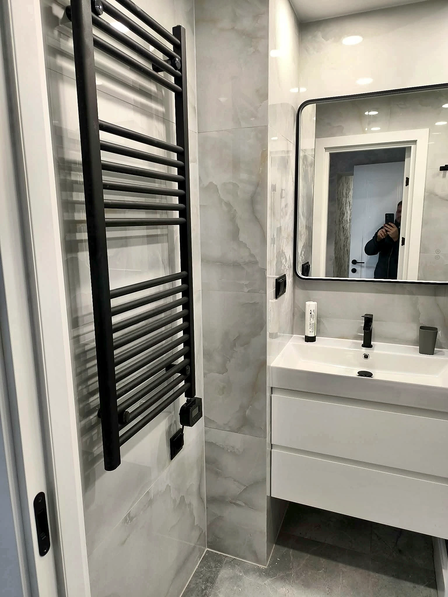 Large-format marble-effect bathroom tiling