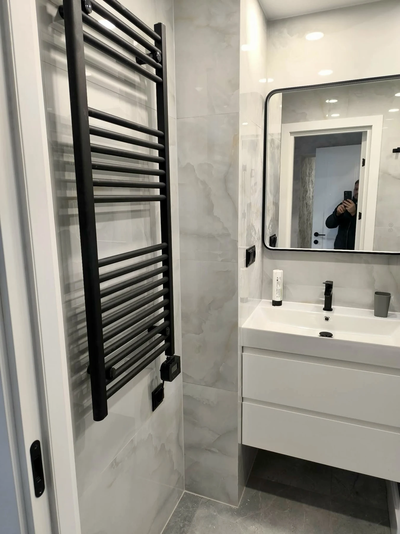 Marble-effect tiled bathroom vanity area