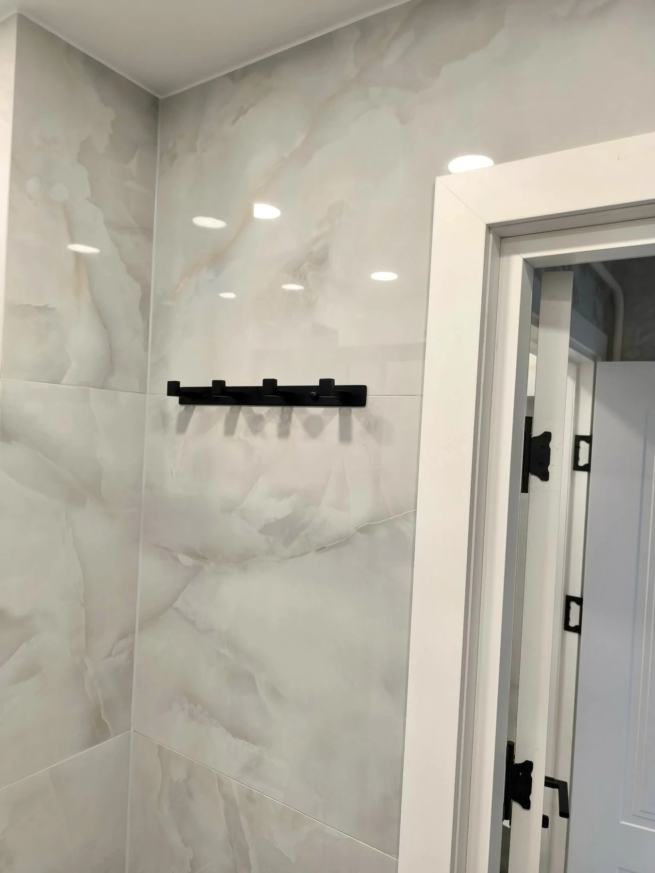 Marble-effect bathroom wall tiling detail
